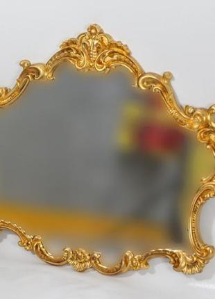Золотое зеркало с резьбой в классическом стиле в ванную комнату.2 фото