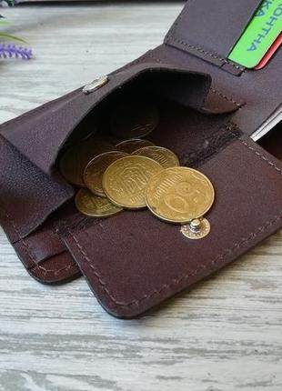 Темно-коричневый  кожаный кошелек мужской портмоне бумажник с тиснением тризуб и вышиванка на кнопке6 фото