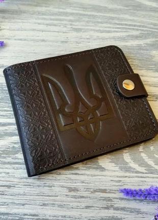 Темно-коричневий шкіряний гаманець чоловічий портмоне гаманець з тисненням тризуб і вишиванка на кнопці2 фото