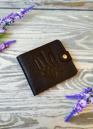 Темно-коричневый  кожаный кошелек мужской портмоне бумажник с тиснением тризуб и вышиванка на кнопке1 фото