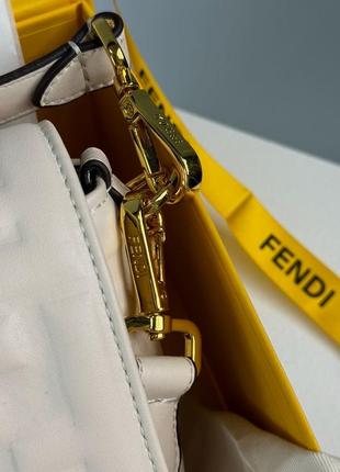 Мягкая женская сумка fendi натуральная кожа в бежевом цвете топ модель фенди в комплектации ручка и ремешок7 фото