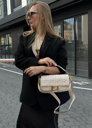 Мягкая женская сумка fendi натуральная кожа в бежевом цвете топ модель фенди в комплектации ручка и ремешок2 фото