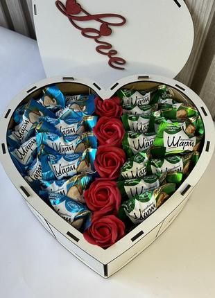 Подарунковий бокс в дерев'яній коробці у формі серця з мильними трояндами та цукерками на день народження3 фото