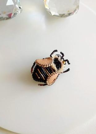 Брошка жук, бджола зі складеними крилами