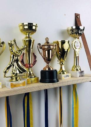 Поличка для кубків та медалей / стелаж для нагород / медальниця на шкіряних ременях