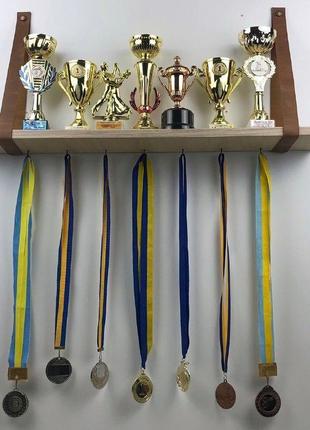Поличка для кубків та медалей / стелаж для нагород / медальниця на шкіряних ременях