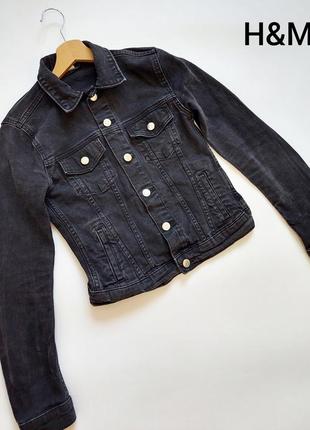 Жіноча джинсова темна куртка на гудзиках від бренду h&m з кишенями.