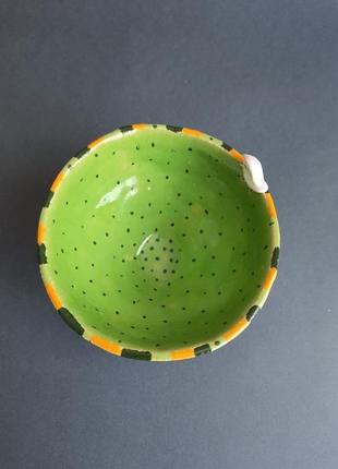 Керамічна зелена піала для завтраків на ніжках з пташкою 400 мл4 фото