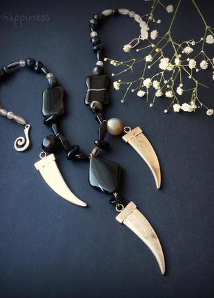 Черное бохо колье с агатом и клыками седое время