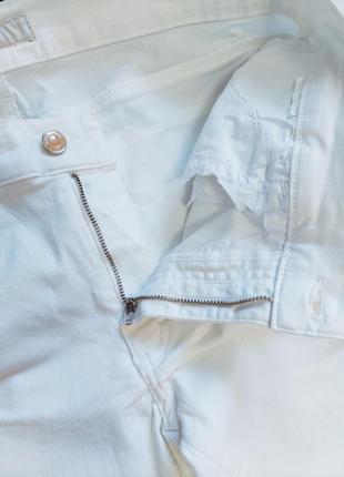 Женские белые укороченные джинсы со стразами от бренда angels3 фото