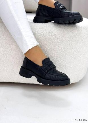 Легкие кожаные черные туфли лоферы с сквозной перфорацией8 фото