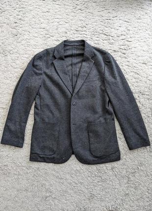 Casual пиджак uniqlo, size l(идеально на м), свободный крой, не сковывает движений, очень приятный и комфортный, плечи 46 подмышки 54 рукав 60 длина 74