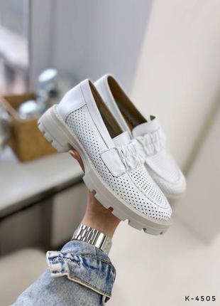 Белые кожаные лоферы туфли с сквозной перфорацией5 фото