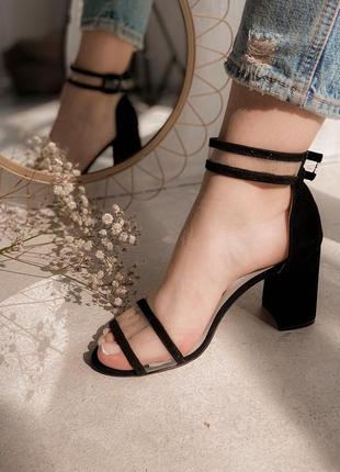 Замшевые босоножки на каблуке 8 см, в черном цвете1 фото