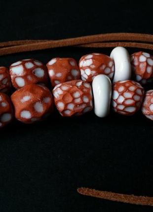Длинные красные бусы из керамики7 фото