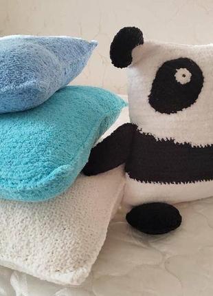 Подушка вязанная. панда.2 фото