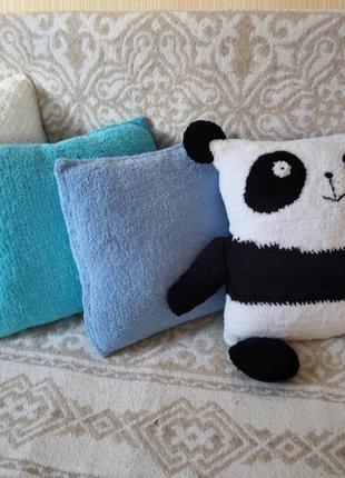 Подушка вязанная. панда.3 фото