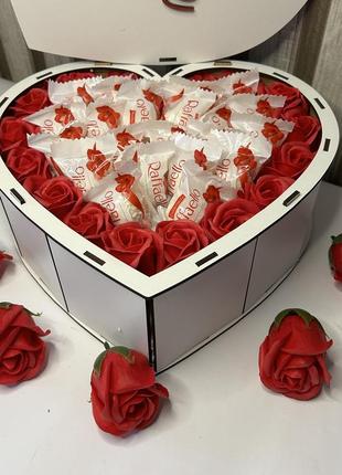 Подарунковий бокс в дерев'яній коробці у формі серця з трояндами та цукерками raffaello на день народження3 фото