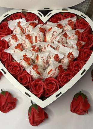 Подарочный бокс в деревянной коробке в форме сердца с розами и конфетами raffaello на день рождения1 фото
