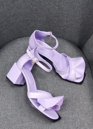 Лавандові бузкові фіолетові босоніжки на каблуку багато кольорів