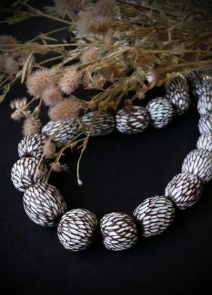 Черно белые бусы узор тапира из керамики ручной работы