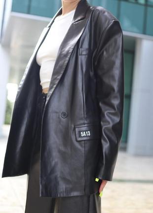 Женский пиджак из экокожи 5а13 черного цвета2 фото