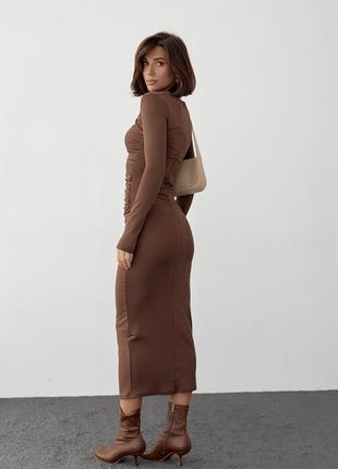 Силуэтное платье с драпировкой - коричневый цвет, m (есть размеры)2 фото