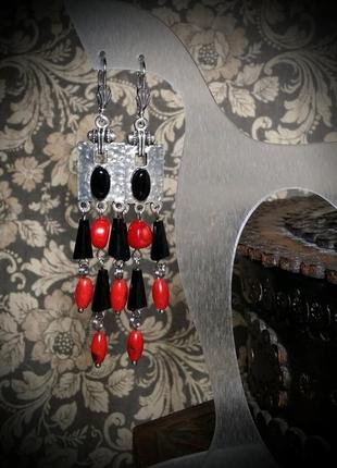 Прямоугольные черно-красные серьги с подвесками