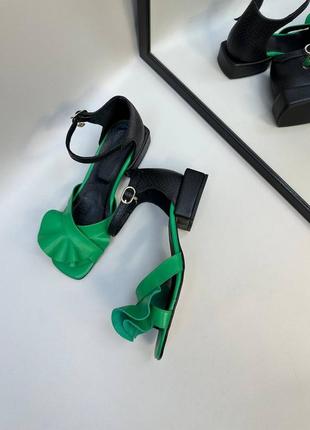 Кожаные босоножки на низком каблуке зеленые с черным5 фото