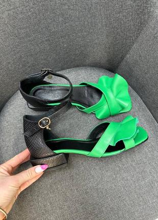 Кожаные босоножки на низком каблуке зеленые с черным