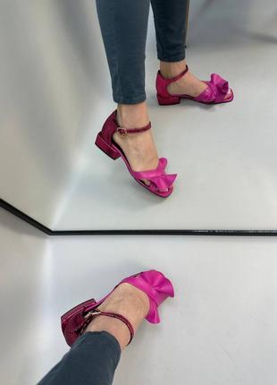 Фуксія малинові рожеві шкіряні босоніжки на низькому каблуку10 фото