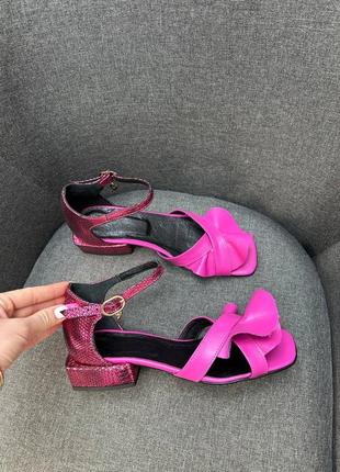 Фуксия малиновые розовые кожаные босоножки на низком каблуке