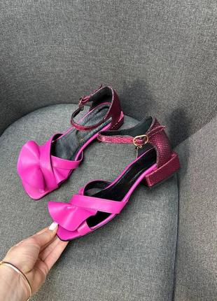 Фуксія малинові рожеві шкіряні босоніжки на низькому каблуку3 фото