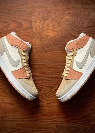 Кроссовки женские nike air jordan retro 1 beige &amp; silver &amp; white1 фото