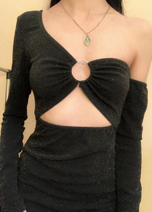 Чорна сукня з вирізом3 фото