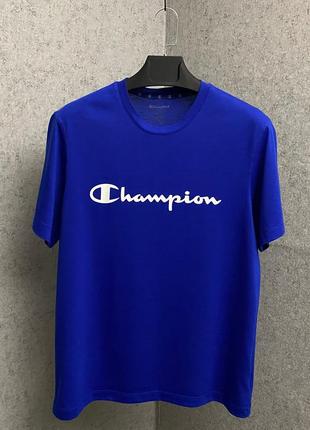 Синяя футболка от бренда champion