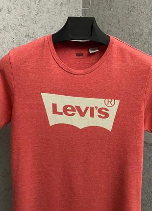 Красная футболка от бренда levi’s3 фото