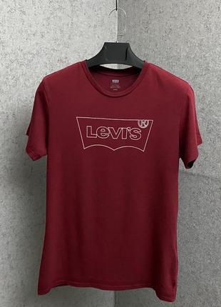 Бордовая футболка от бренда levi’s