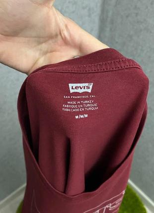 Бордовая футболка от бренда levi’s5 фото