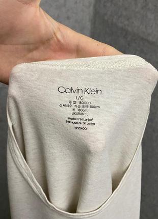 Серая футболка от бренда calvin klein5 фото