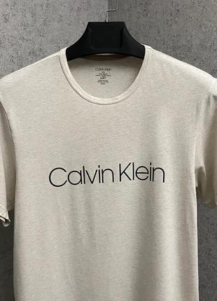 Серая футболка от бренда calvin klein3 фото