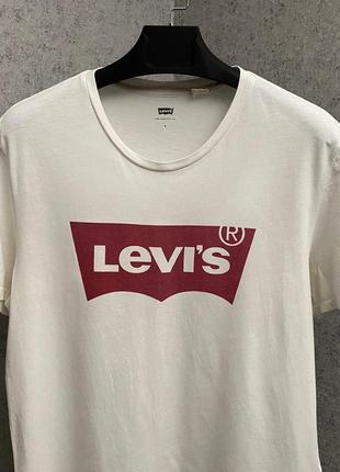 Белая футболка от бренда levi’s3 фото