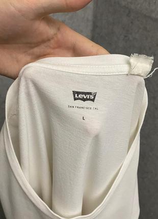 Белая футболка от бренда levi’s5 фото