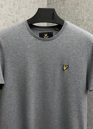 Серая футболка от бренда lyle&scott3 фото