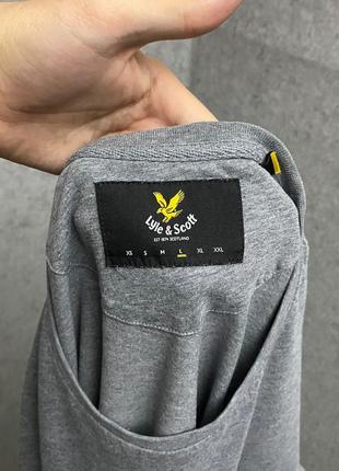 Серая футболка от бренда lyle&scott5 фото