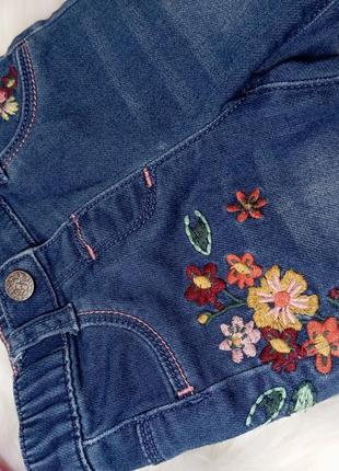 Весняний набір яскрава жилетка та джинси з вишивкою для дівчинки на 3-6 міс4 фото