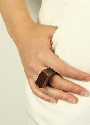 Эксклюзивное кольцо из дерева и эпоксидной смолы6 фото