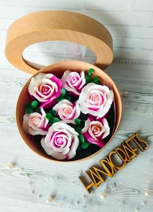 Набор из мыльных роз в шпоновой шкатулке с окошком1 фото