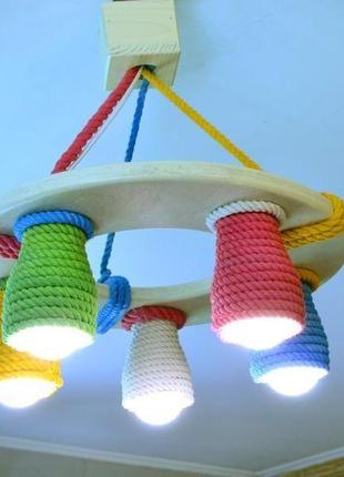 Дерев'яна люстра для дитячої кімнати з кольоровими плафонами, дитячий світильник з дерева1 фото