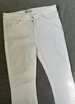 Белые базовые джинсы клеш zara3 фото